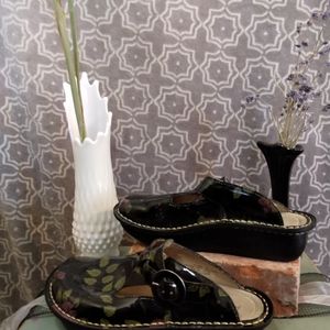 Alegria clogs